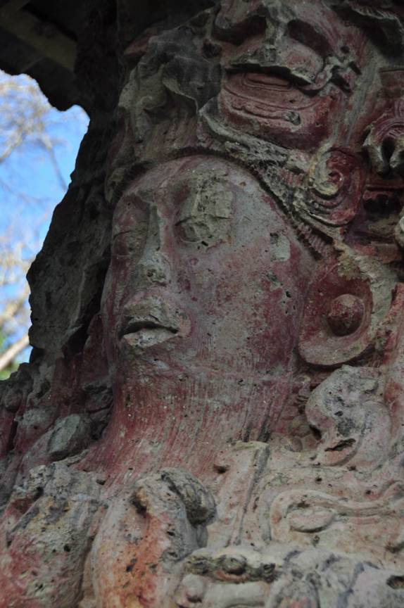 Algumas esculturas ainda mantêm parte da cor avermelhada original nas ruínas mayas de Copán, em Honduras